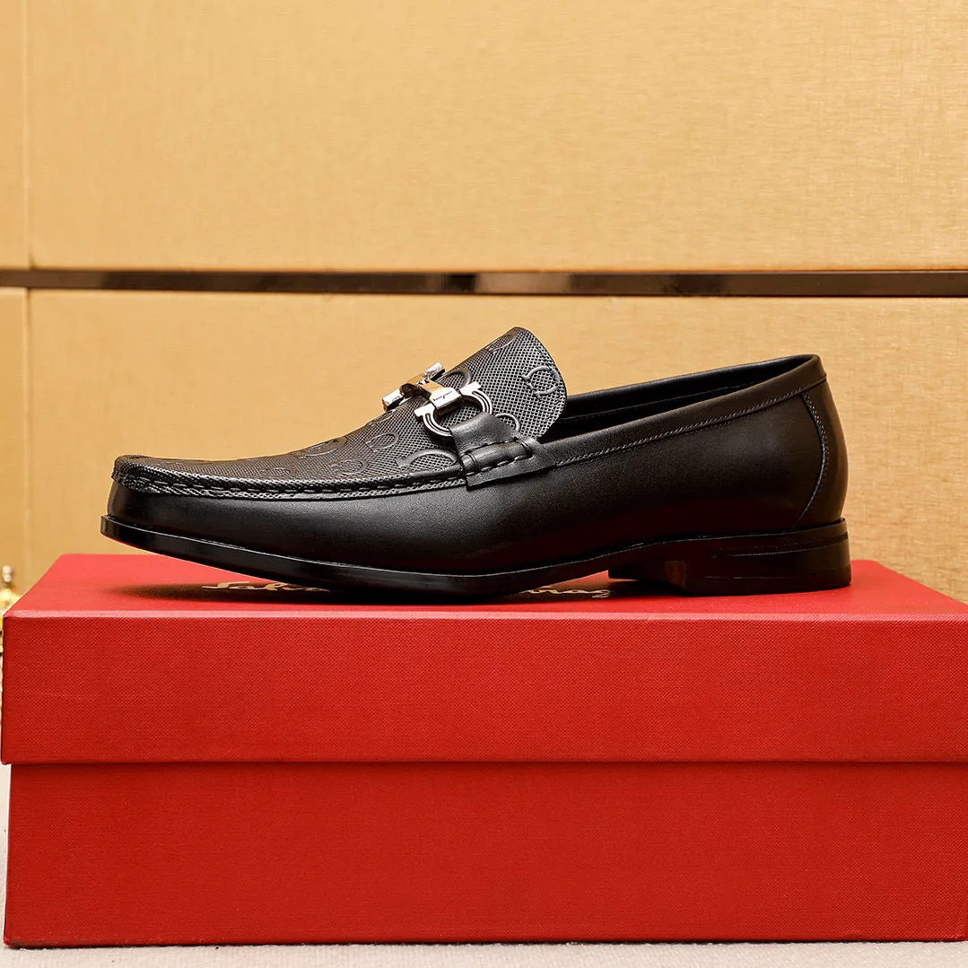 Men's shoes 💰460 💐 Product trademark: Ferragamo "Ferragamo" casual leather shoes Regular size: 38-44 (45.46🉑️customized) Product materials: Selected imported first-layer calfskin embossed upper + luxury hardware buckle, imported water-dyed cow leather lining. Strong three-dimensional visual effect, original rubber outsole Color: 1⃣️color optional